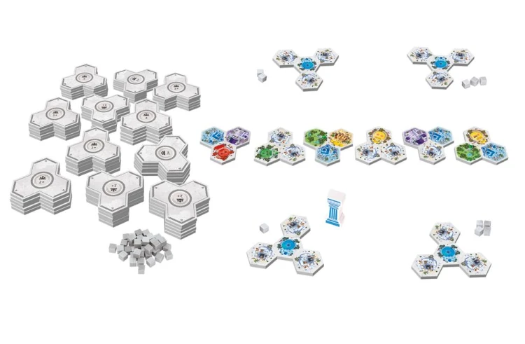 Zbliżenie na kafelki i elementy gry planszowej Akropolis Lucky Duck Games