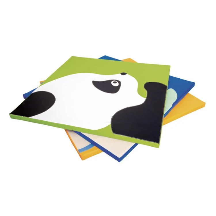 Detal pokrycia z ekoskóry i naszywanego motywu egzotycznego zwierzęcia na materacu Tatami Panda oraz fragment spodu