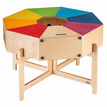 Dzieci siedzące na kolorowych stołkach wokół zestawu Cajon Classroom podczas lekcji