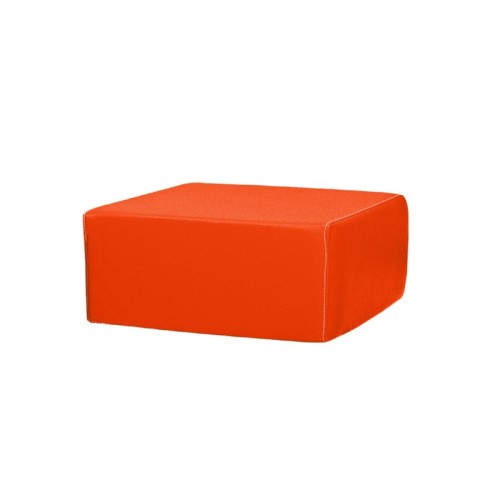 Czerwona pufa KWADRAT na jasnym tle, pokazana zbliżenie na strukturę ekoskóry i formę 39,5 x 39,5 x 15 cm
