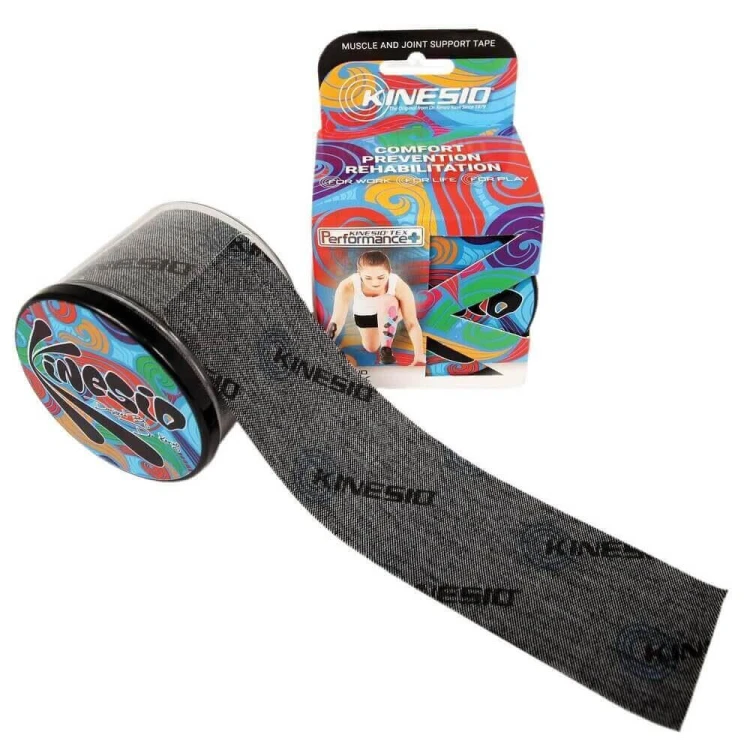 Taśma Kinesio Performance+ KINESIO w czarnym wariancie, 5 cm × 5 m.