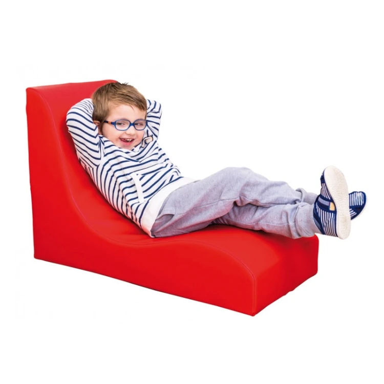 Profil fotela SOFT Relax w niebieskim kolorze — widoczne oparcie i ergonomiczny kształt przeznaczony dla jednego dziecka