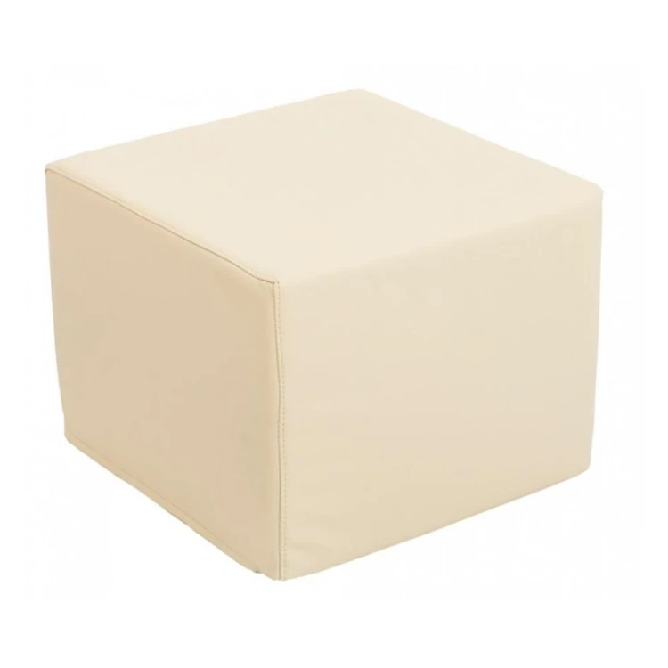 Waniliowa pufa kwadrat 39,5 x 39,5 x 30 cm ustawiona w wnętrzu; widoczny pokrowiec imitujący skórę i kształt siedziska