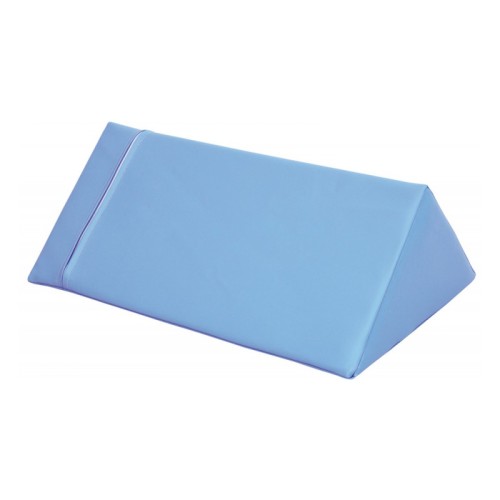 Trójkąt średni 60 x 30 x 30 cm jasnoniebieski ujęcie z perspektywy, demonstrujące użycie jako siedzisko i element toru przeszkód