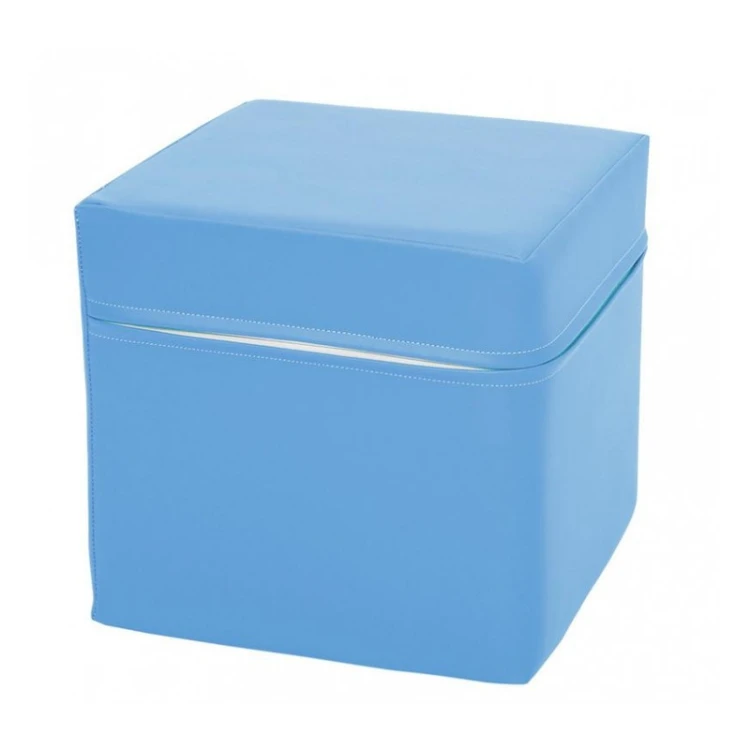 Mała kostka piankowa 30 x 30 x 30 cm w jasnoniebieskim kolorze, przedstawiona w kontekście zabawowym z neutralnym tłem i wyraźnymi krawędziami