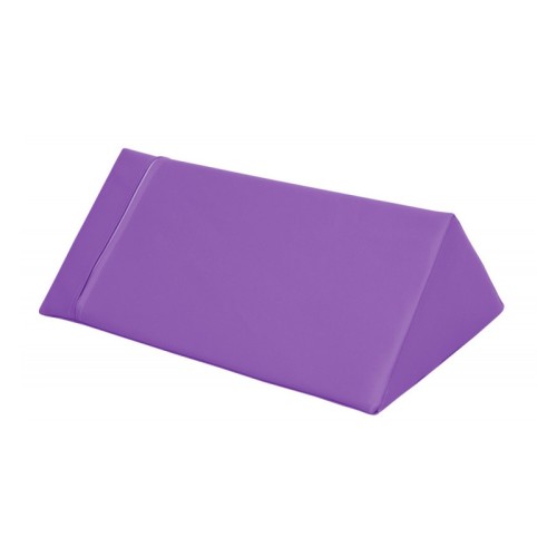 Trójkąt średni fioletowy 60 x 30 x 30 cm umieszczony w strefie zabaw, obraz prezentuje kształt i skalę względem podłoża
