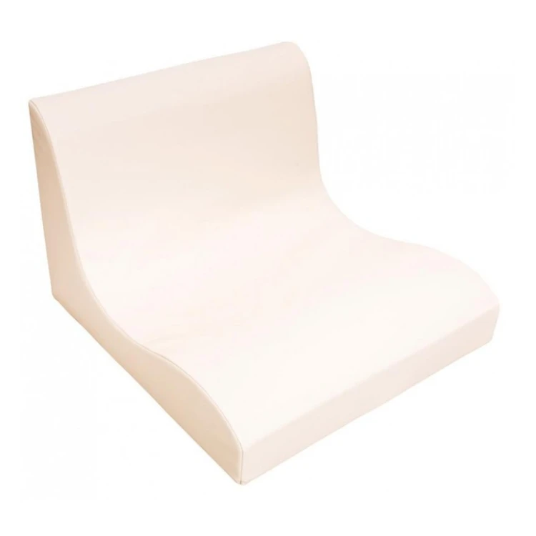 Fotel SOFT Relax w kolorze waniliowym ustawiony w sali zabaw, pokazujący szerokie siedzisko dla dwóch dzieci i miękkie oparcie