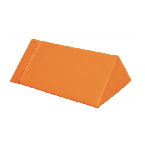 Pomarańczowy trójkąt piankowy 60 x 30 x 30 cm ustawiony na podłodze, pokazujący kształt i zastosowanie w zabawie