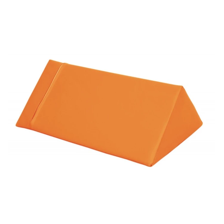 Pomarańczowy trójkąt piankowy 60 x 30 x 30 cm ustawiony na podłodze, pokazujący kształt i zastosowanie w zabawie