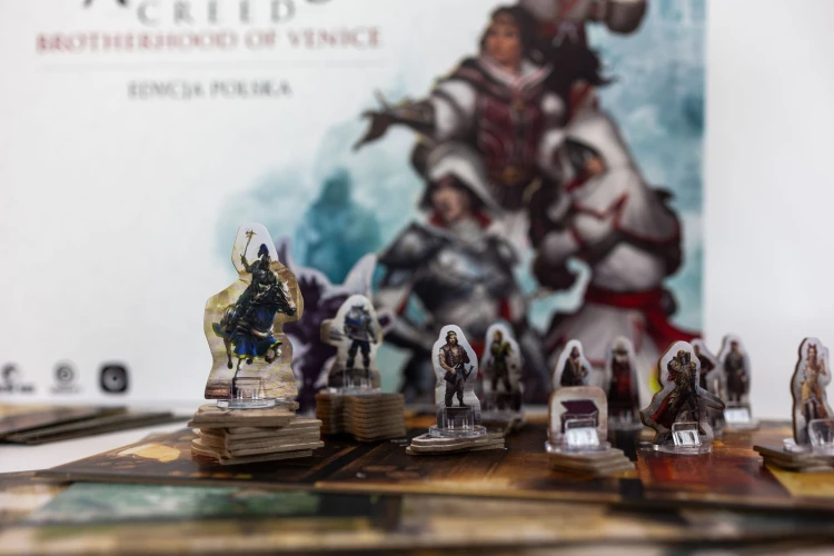 Assassin's Creed Portal Games – elementy zestawu z tekturowymi figurkami i planszami