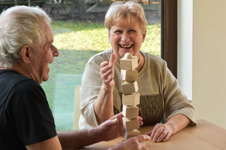 Seniorzy podczas terapii grupowej z wykorzystaniem zestawu Balance Tower Senior Edition