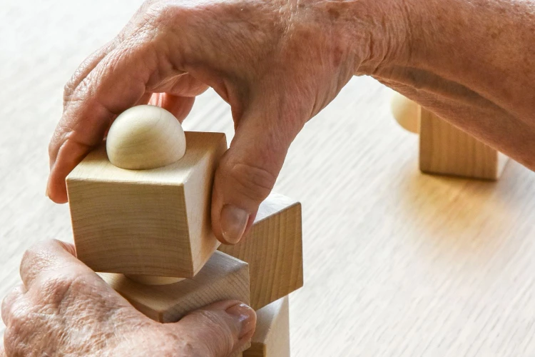 Zbliżenie na drewniane elementy zestawu Balance Tower Senior Edition podczas terapii