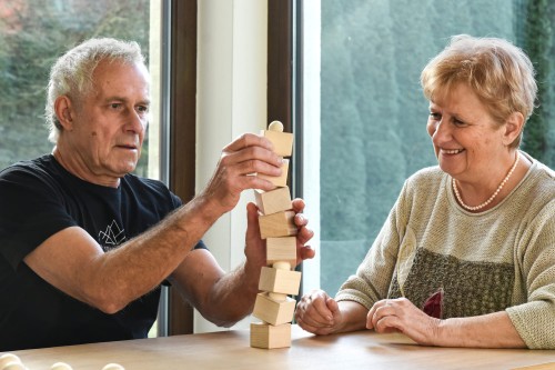 Elementy zestawu Balance Tower Senior Edition podczas układania wieży, wspierające koordynację i rehabilitację
