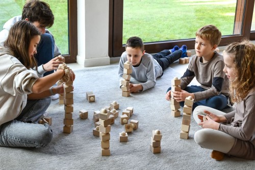 Klocki bukowe z Wieży Równowagi Group Challenger podczas budowania konstrukcji
