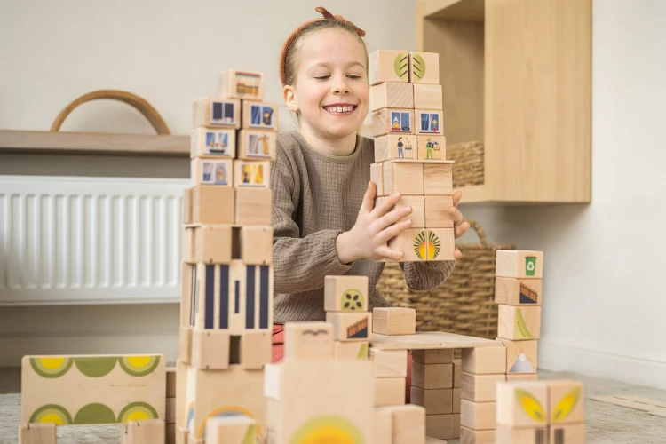 Różnorodne drewniane elementy klocków edukacyjnych SCHOOLSET do budowania i planowania konstrukcji