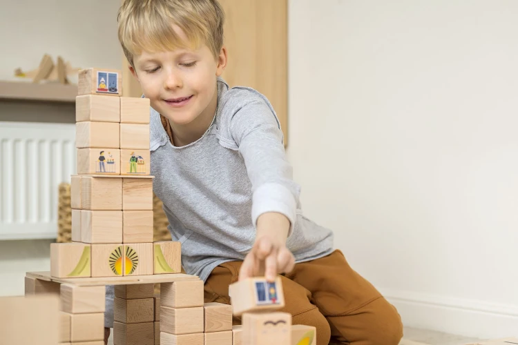 Szczegółowy widok klocków SCHOOLSET 264 pcs z nadrukami i palikami do zajęć edukacyjnych