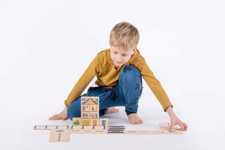 Klocki drewniane CITY z kolorowymi ilustracjami infrastruktury miejskiej ułożone na stole