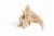 Naturalne drewniane klocki o różnych kształtach ułożone na jasnym tle, wspierające rozwój dziecka