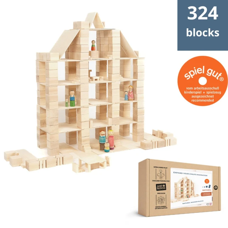 Klocki drewniane Just Blocks w zestawie 324 elementów ułożone na białym tle w różnych kształtach