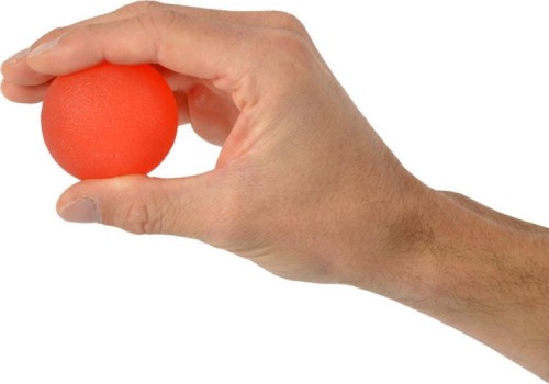 Zbliżenie na MoVeS Squeeze Ball z widoczną fakturą powierzchni, używana podczas ćwiczeń dłoni i treningu chwytu