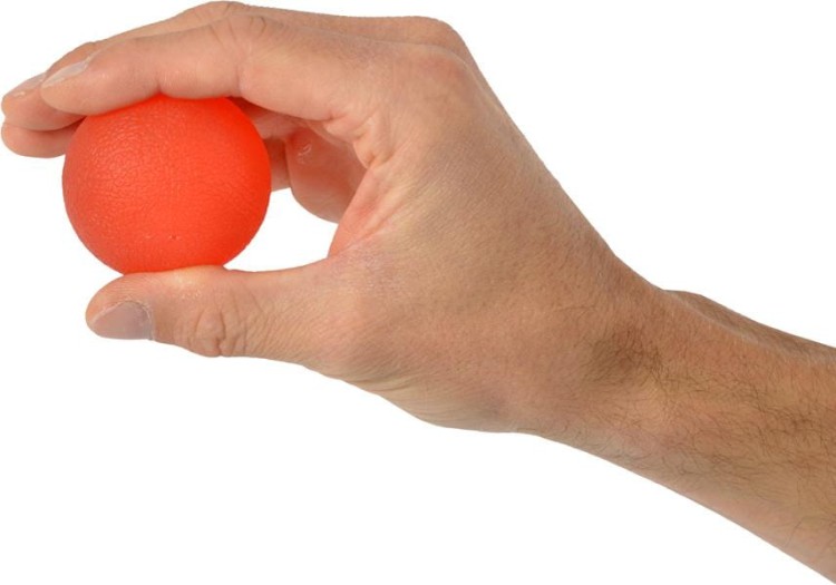 Zbliżenie na MoVeS Squeeze Ball z widoczną fakturą powierzchni, używana podczas ćwiczeń dłoni i treningu chwytu