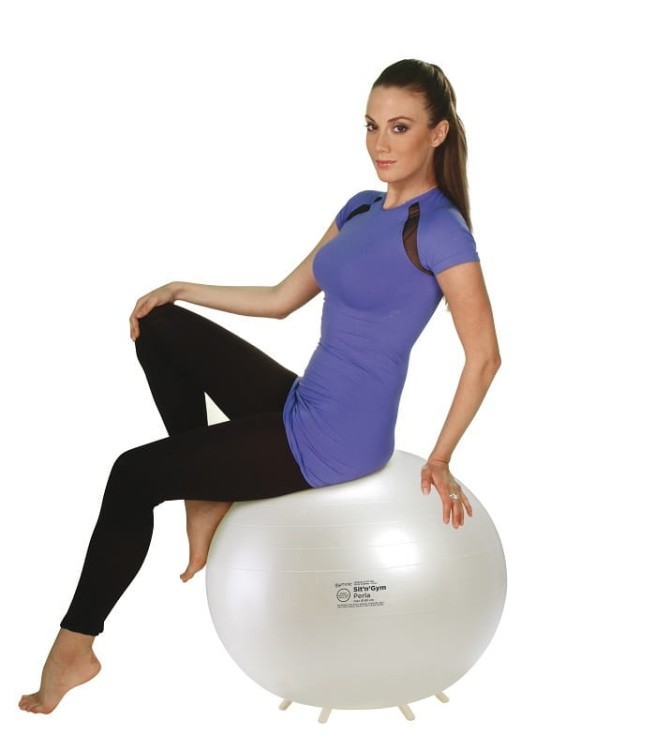 Piłka Gymnic SitnGym Perla w ujęciu z boku i częściowym zbliżeniu na kontur, ilustracja ergonomicznego profilu do ćwiczeń