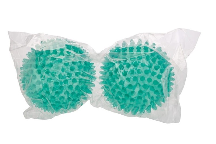 Piłka Reflexball trzymana w dłoni, pokazująca ergonomię uchwytu i poręczność podczas samodzielnego masażu mięśni