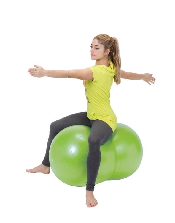 Gymnic Physio Roll Plus prezentowany na podłożu rehabilitacyjnym, obrazujące skalę użycia w gabinecie fizjoterapeutycznym