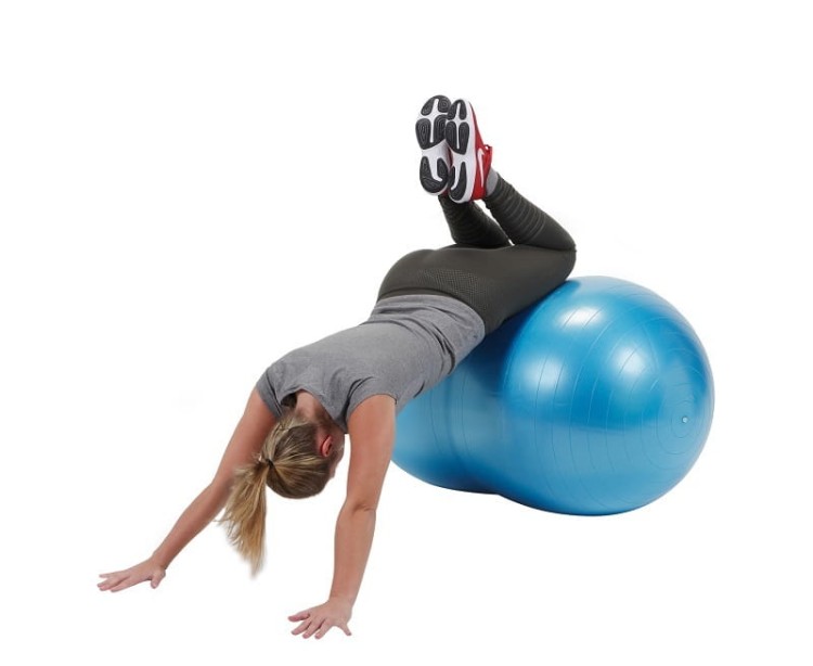 Zdjęcie przedstawiające piłkę Gymnic Physio Roll Plus w pozycji do ćwiczeń tułowia i stabilizacji oddechu