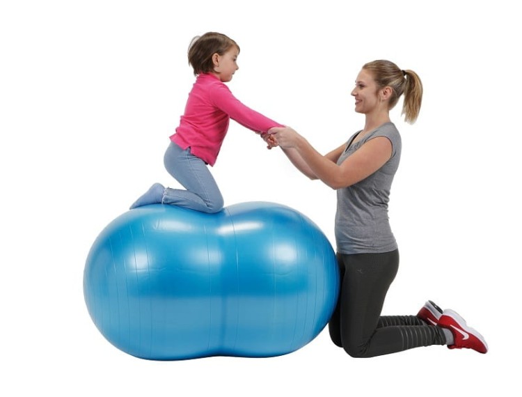 Perspektywa piłki fasolki Gymnic Physio Roll Plus na jasnym tle, pozwalająca ocenić jej kształt i ergonomię