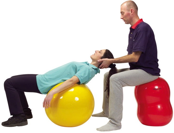 Perspektywa skośna piłki fasolki Gymnic Physio Roll ukazująca proporcje i kontur przydatny w ćwiczeniach rehabilitacyjnych