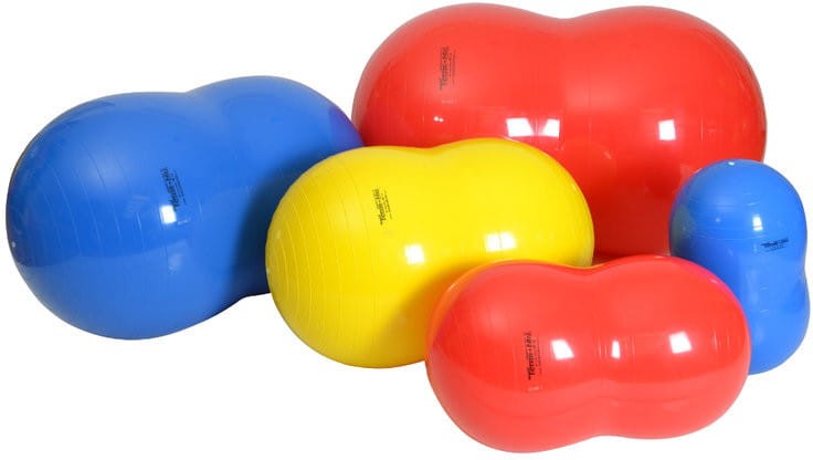 Ujęcie pokazujące piłkę fasolkę Gymnic Physio Roll leżącą poziomo, zwracające uwagę na ergonomiczny kształt do terapii ruchowej