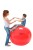 Zdjęcie piłki Gymnic Physio w otoczeniu maty treningowej, sugerujące zastosowanie w ćwiczeniach domowych i klubowych