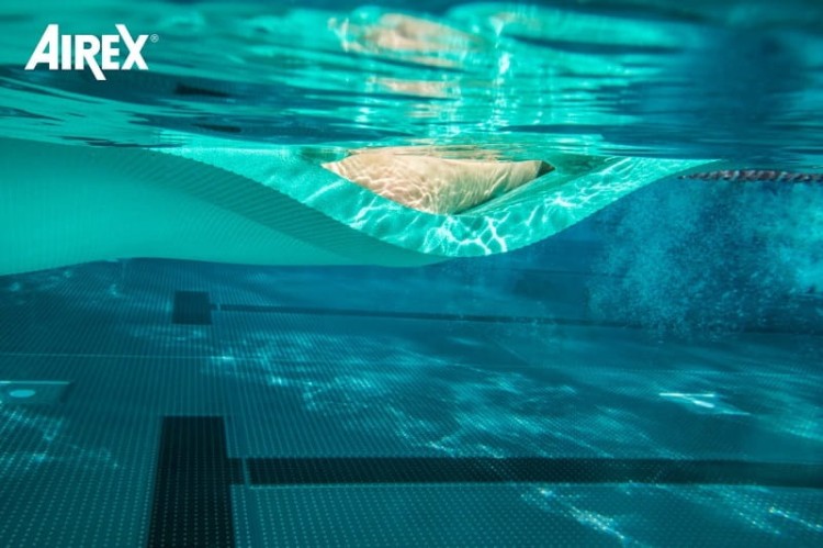 Perspektywa pokazująca elastyczność maty Airex Hercules podczas prostych ruchów i ćwiczeń rehabilitacyjnych