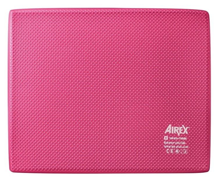 Airex Balance-pad Elite ukazana w zestawie z matą treningową podczas sesji ćwiczeń równowagi