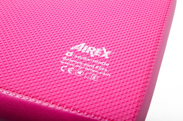 Poduszka równoważna Airex ułożona obok sprzętu rehabilitacyjnego w sali terapeutycznej