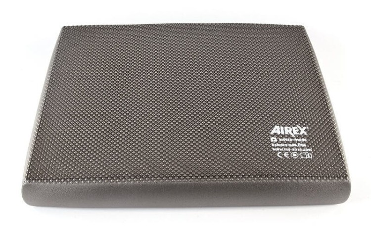 Airex Balance-pad Elite pokazana w ujęciu perspektywicznym, akcent na powierzchnię kontaktową