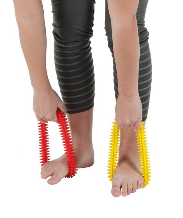 Gymnic Aku Ring ustawione na stole roboczym terapeuty, obrazujące produkt jako element pomocy sensorycznej