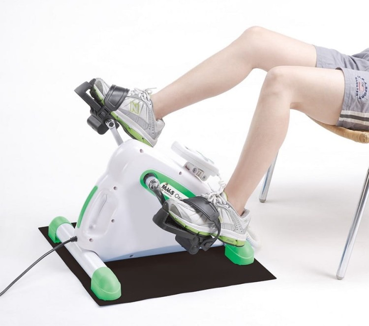 Ujęcie z góry na MoVeS OxyCycle II z zamontowanymi pedałami-uchwytami i czytelnym zdalnym pilotem na wyświetlaczu