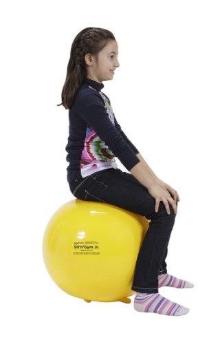 Zdjęcie przedstawia piłkę Gymnic SitnGym Jr 45 z bliska, wyraźne wypustki przy podstawie, widoczna tekstura PVC i profil zapewniający stabilność podczas siedzen