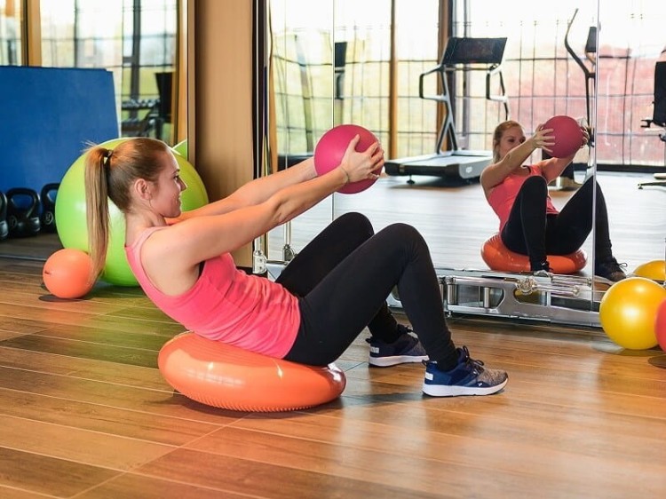 Ujęcie dysku Gymnic Disco Sport od strony spodniej i górnej, pokazujące obie faktury powierzchni i konstrukcję PVC