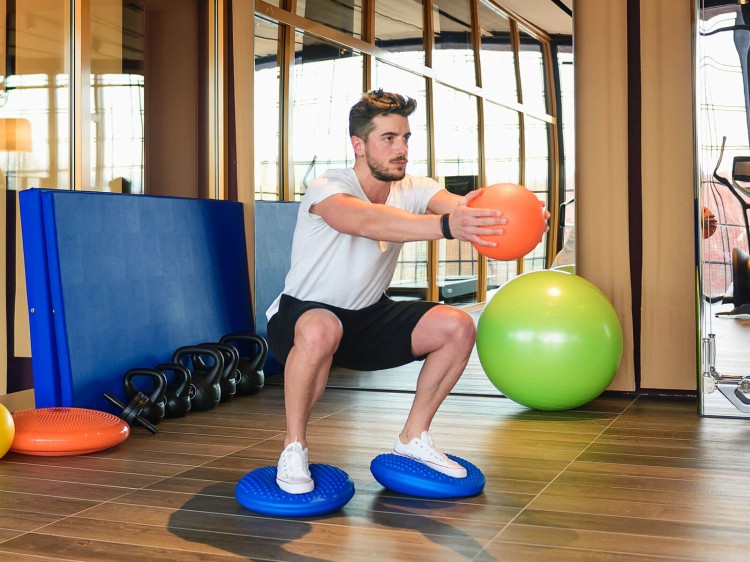 Gymnic Disco Sit ustawiony pionowo — widoczna budowa boczna i miejsce do nadmuchiwania powietrza