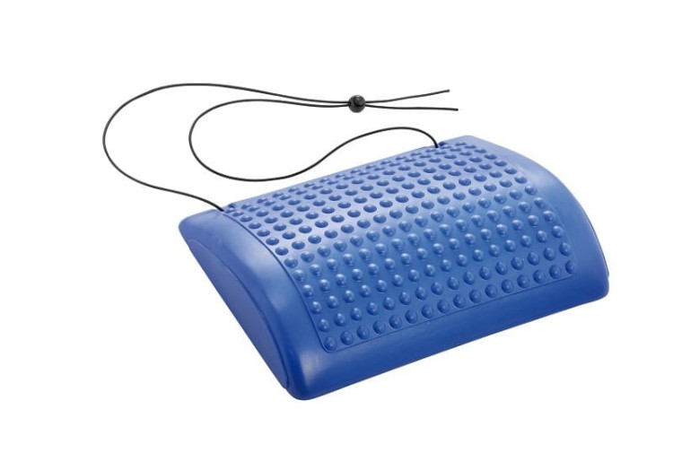 Widok z góry na dmuchaną poduszkę lędźwiową Gymnic Comfort a Back z wypustkami masującymi i profilem D, 33 x 24 x 5 cm