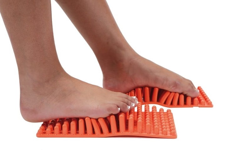Mata Bene-Feet z bliska, akcent na materiał PVC wolny od ftalanów, lateksu, ołowiu i BPA zgodny z REACH