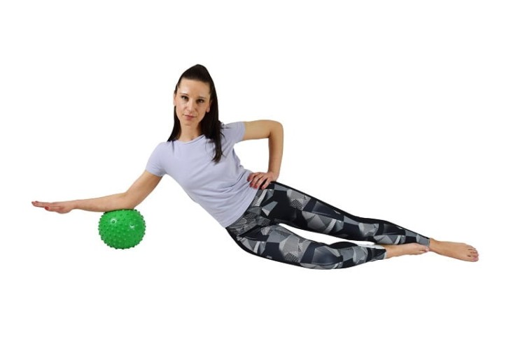 Piłka sensoryczna Gymnic Aku Ball ustawiona na podłożu do ćwiczeń, pokazująca ergonomię i rozmiar
