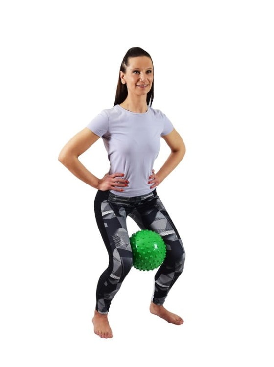Gymnic Aku Ball w kontekście rehabilitacyjnym: piłka używana podczas prostych ćwiczeń równoważnych