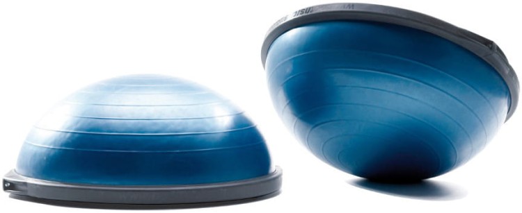 BOSU Balance Professional — widok z góry: kopuła i uchwyty platformy, przykład ćwiczeń propriocepcyjnych