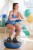 BOSU Balance Professional na tle sali treningowej — przykład użycia w ćwiczeniach koordynacyjnych i zajęciach fitness