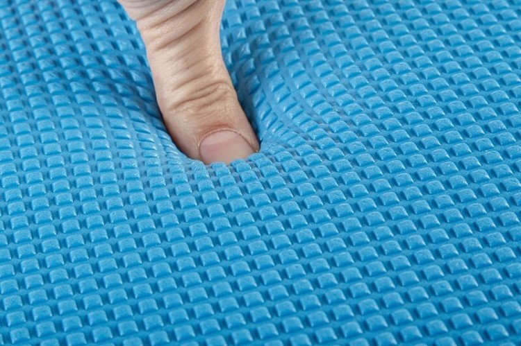 Poduszka Airex Balance-pad XLarge ustawiona na macie treningowej, porównanie rozmiarów