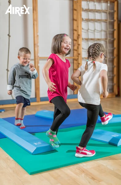 Równoważnia Airex Balance-beam w użyciu podczas ćwiczeń rehabilitacyjnych, pokazane zaangażowanie mięśni posturalnych